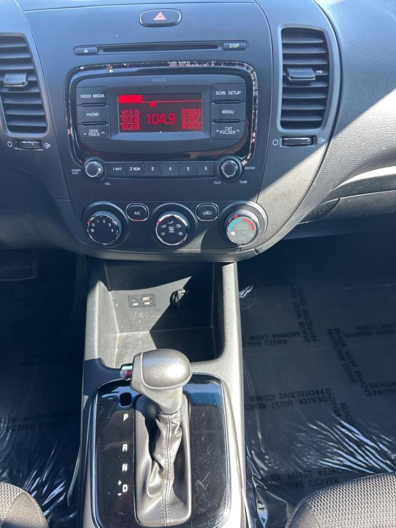 2018 WHITE KIA FORTE LX (3KPFK4A75JE) with an 2.0L engine, Automatic transmission, located at 2514 Williamson Rd NE, Roanoke, VA, 24012, (540) 265-7770, 37.294636, -79.936249 - NO CREDIT CHECK FINANCING WITH ONLY $3300 DOWN PAYMENT!!!! Check out our website www.needausedvehicle.com for our No Credit Check/ In House Financing options!! No Credit Check Available!!! In House Financing Available!!! All Clean Title Vehicles (no Salvaged or flooded vehicles ever on our lot)! - Photo#5