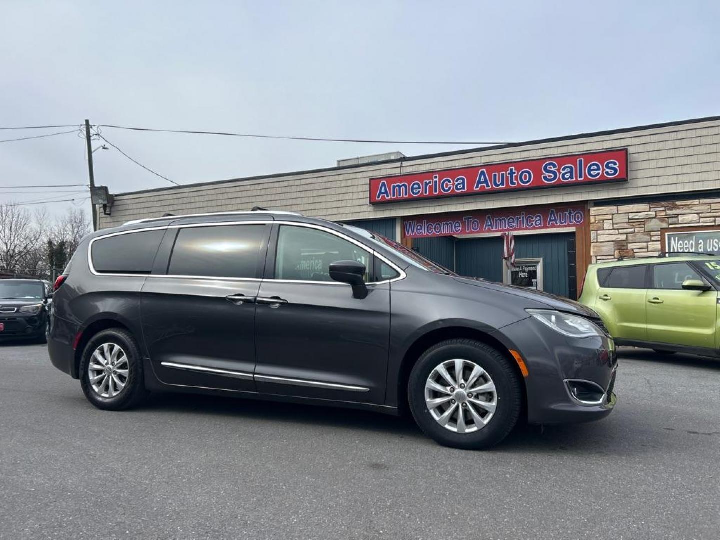 2019 GRAY CHRYSLER PACIFICA TOURING L (2C4RC1BG0KR) with an 3.6L engine, Automatic transmission, located at 2514 Williamson Rd NE, Roanoke, VA, 24012, (540) 265-7770, 37.294636, -79.936249 - NO CREDIT CHECK FINANCING WITH ONLY $3000 DOWN PAYMENT!!!! Check out our website www.needausedvehicle.com for our No Credit Check/ In House Financing options!! No Credit Check Available!!! In House Financing Available!!! All Clean Title Vehicles (no Salvaged or flooded vehicles ever on our lot)! - Photo#0