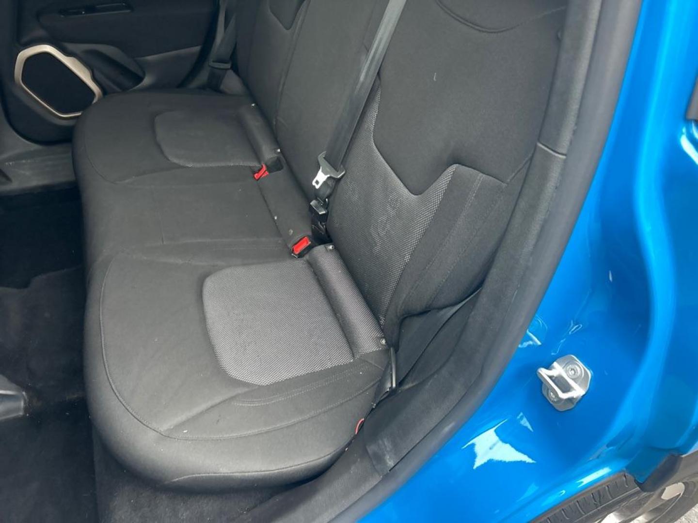 2015 BLUE JEEP RENEGADE LATITUDE (ZACCJABH0FP) with an 1.4L engine, 6-Speed Manual transmission, located at 2514 Williamson Rd NE, Roanoke, VA, 24012, (540) 265-7770, 37.294636, -79.936249 - Photo#4