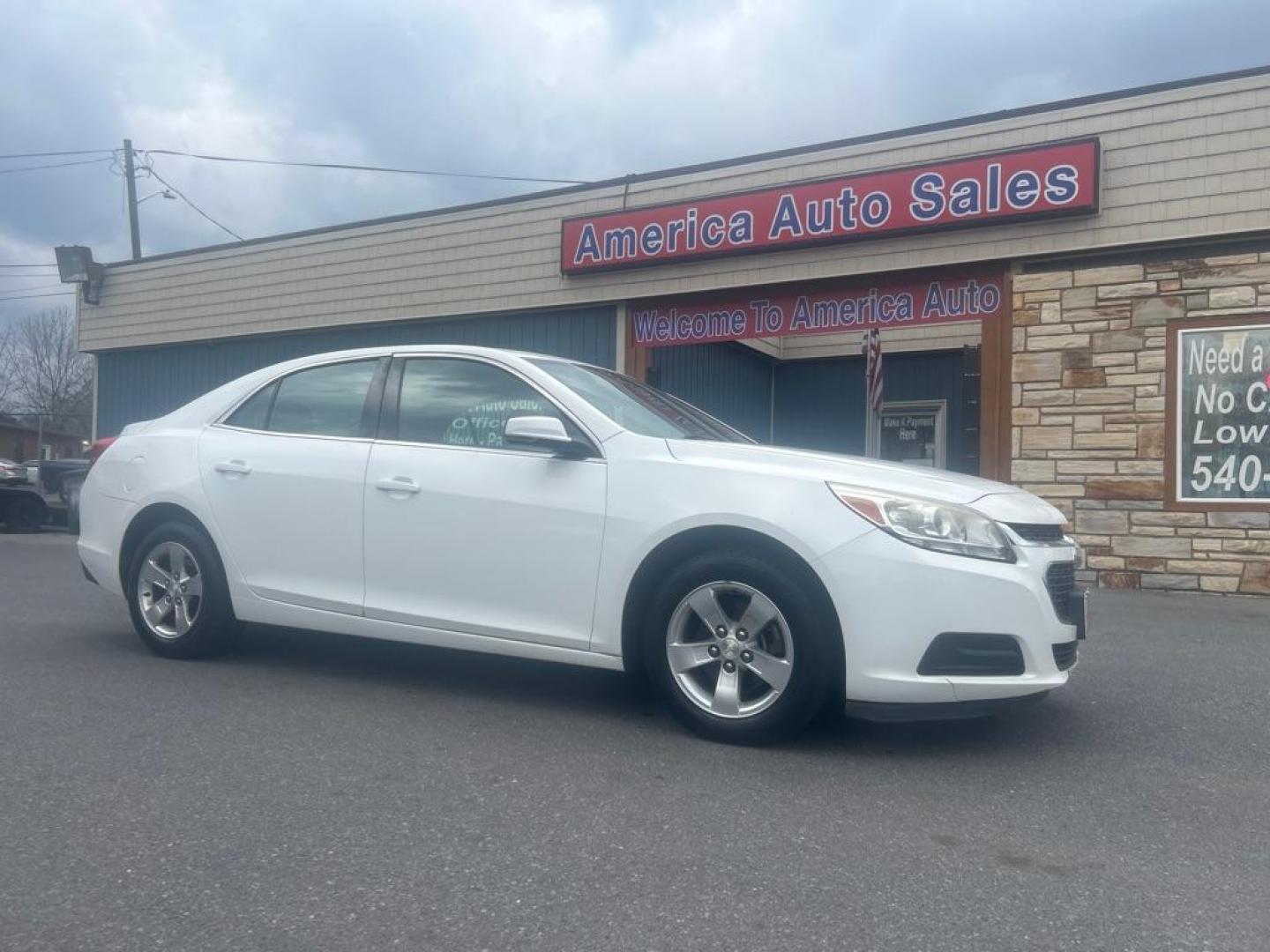 2016 WHITE CHEVROLET MALIBU LIMITED LT (1G11C5SA6GF) with an 2.5L engine, Automatic transmission, located at 2514 Williamson Rd NE, Roanoke, VA, 24012, (540) 265-7770, 37.294636, -79.936249 - Photo#0