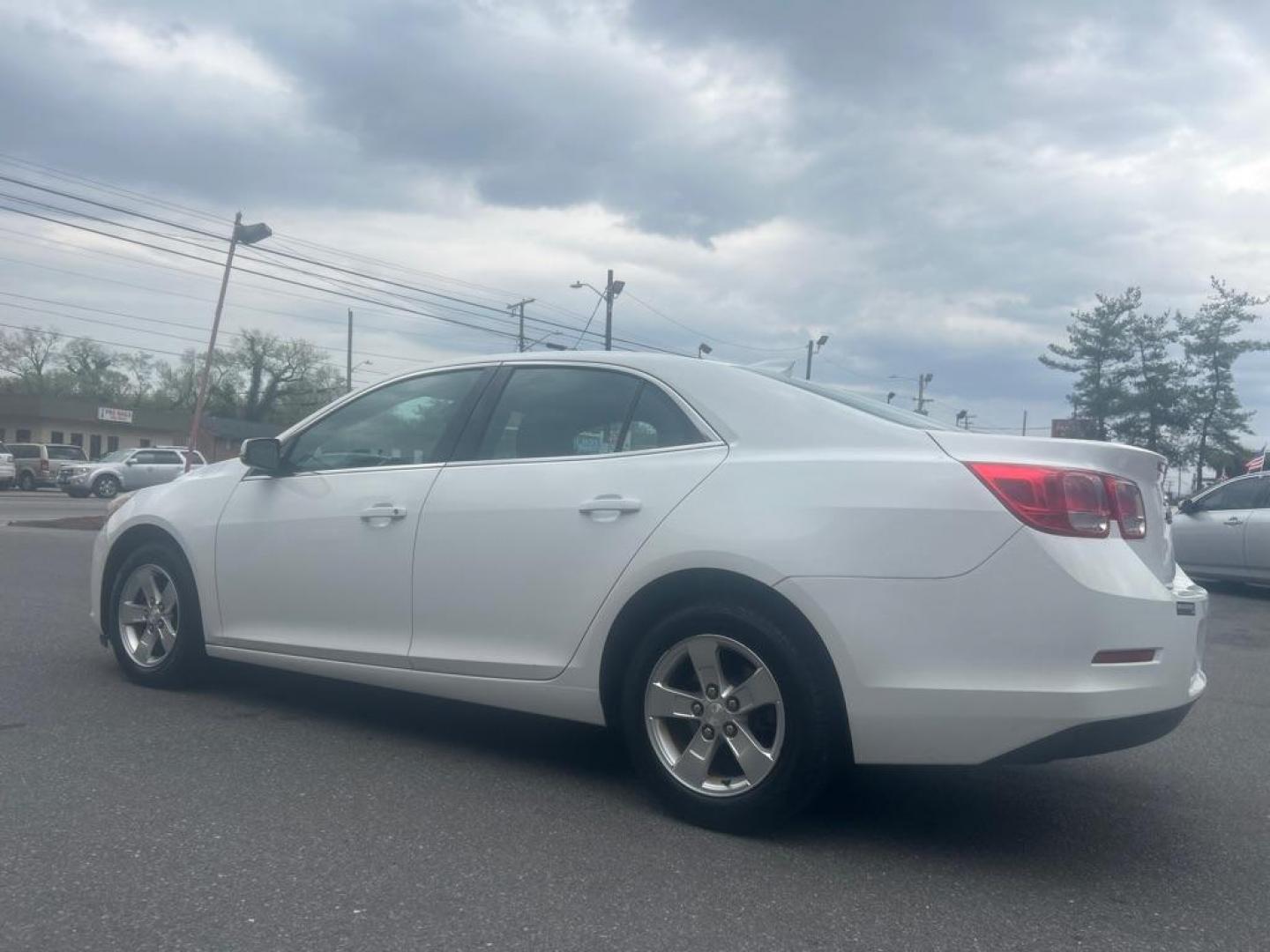 2016 WHITE CHEVROLET MALIBU LIMITED LT (1G11C5SA6GF) with an 2.5L engine, Automatic transmission, located at 2514 Williamson Rd NE, Roanoke, VA, 24012, (540) 265-7770, 37.294636, -79.936249 - Photo#1