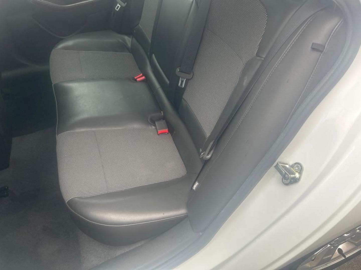 2016 WHITE CHEVROLET MALIBU LIMITED LT (1G11C5SA6GF) with an 2.5L engine, Automatic transmission, located at 2514 Williamson Rd NE, Roanoke, VA, 24012, (540) 265-7770, 37.294636, -79.936249 - Photo#2