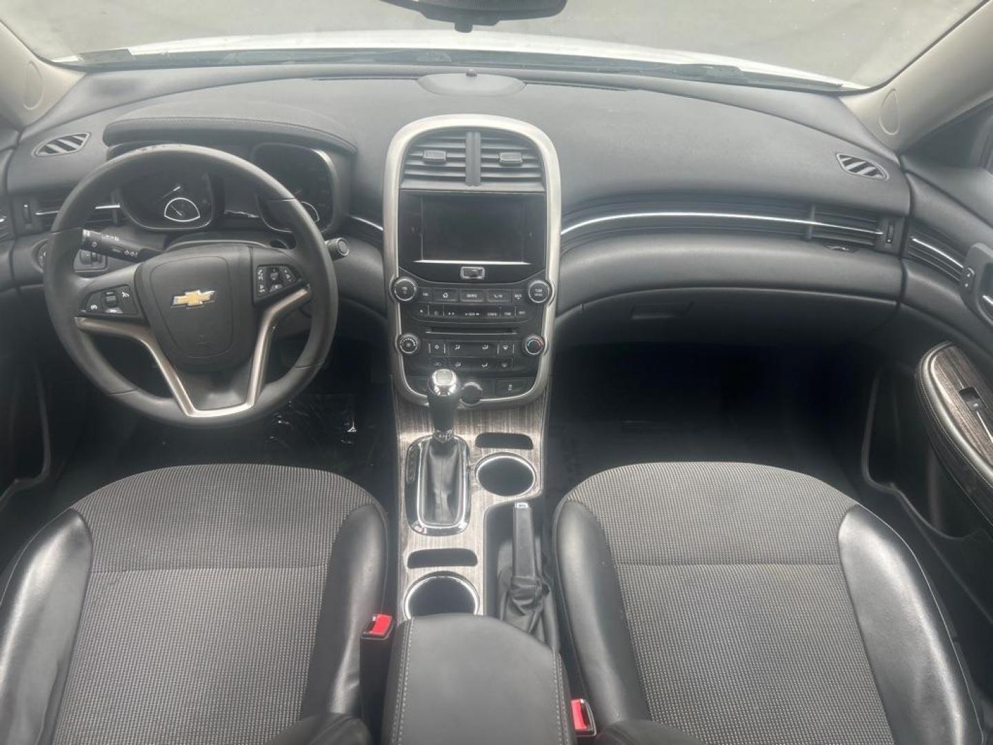 2016 WHITE CHEVROLET MALIBU LIMITED LT (1G11C5SA6GF) with an 2.5L engine, Automatic transmission, located at 2514 Williamson Rd NE, Roanoke, VA, 24012, (540) 265-7770, 37.294636, -79.936249 - Photo#3
