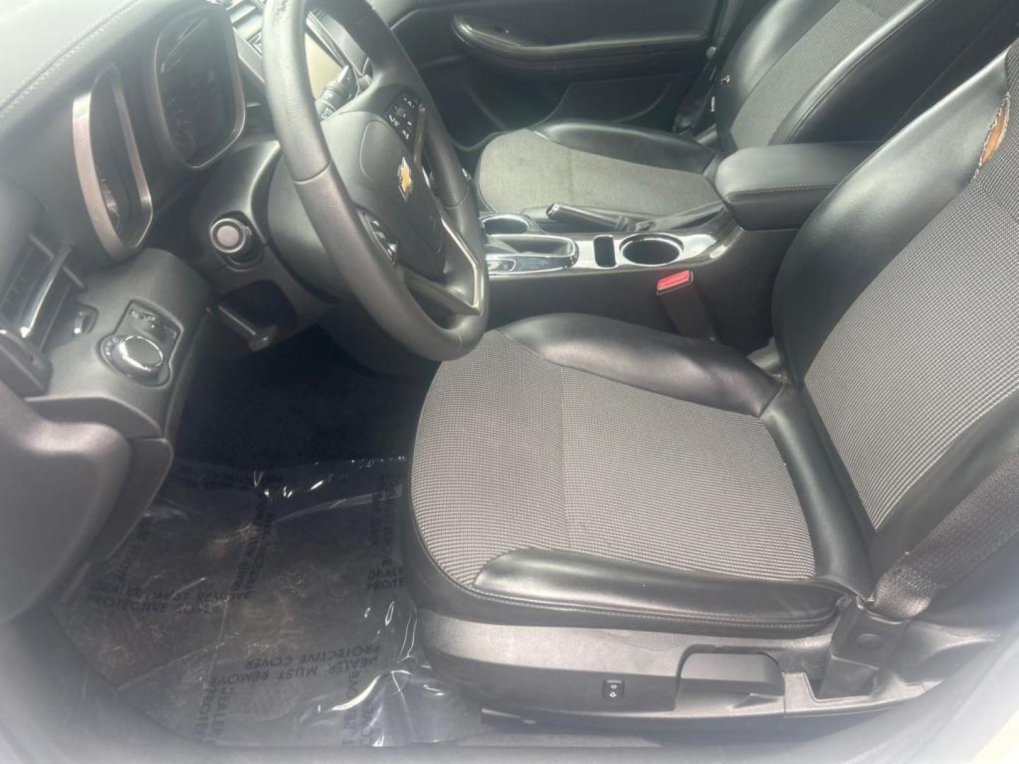2016 WHITE CHEVROLET MALIBU LIMITED LT (1G11C5SA6GF) with an 2.5L engine, Automatic transmission, located at 2514 Williamson Rd NE, Roanoke, VA, 24012, (540) 265-7770, 37.294636, -79.936249 - Photo#4