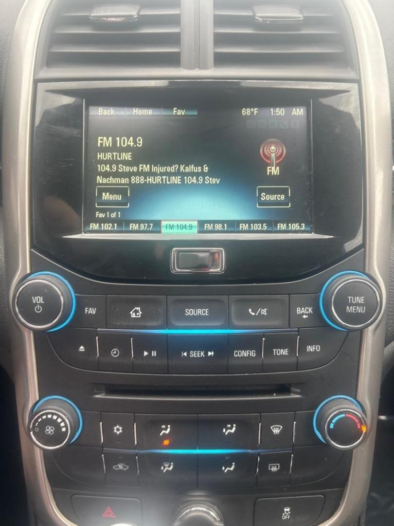 2016 WHITE CHEVROLET MALIBU LIMITED LT (1G11C5SA6GF) with an 2.5L engine, Automatic transmission, located at 2514 Williamson Rd NE, Roanoke, VA, 24012, (540) 265-7770, 37.294636, -79.936249 - Photo#8