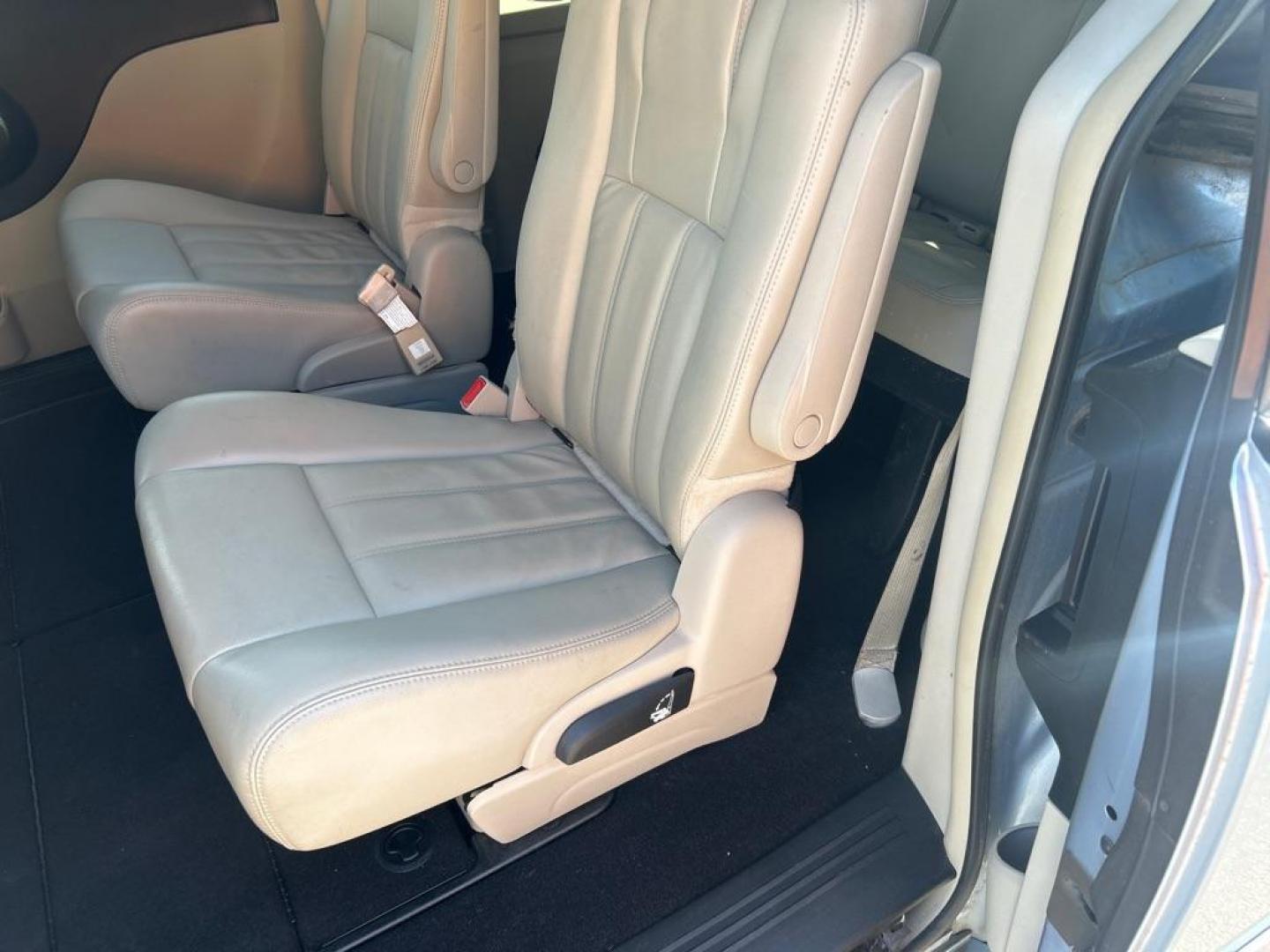 2013 BLUE CHRYSLER TOWN and COUNTRY TOURING (2C4RC1BG1DR) with an 3.6L engine, Automatic transmission, located at 2514 Williamson Rd NE, Roanoke, VA, 24012, (540) 265-7770, 37.294636, -79.936249 - NO CREDIT CHECK FINANCING WITH ONLY $2800 DOWN PAYMENT!!!! Check out our website www.needausedvehicle.com for our No Credit Check/ In House Financing options!! No Credit Check Available!!! In House Financing Available!!! All Clean Title Vehicles (no Salvaged or flooded vehicles ever on our lot)! - Photo#5