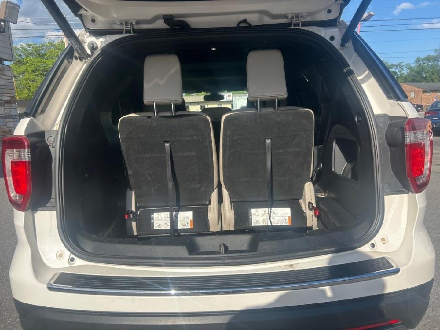 2018 WHITE FORD EXPLORER XLT (1FM5K8D83JG) with an 3.5L engine, Automatic transmission, located at 2514 Williamson Rd NE, Roanoke, VA, 24012, (540) 265-7770, 37.294636, -79.936249 - NO CREDIT CHECK FINANCING WITH ONLY $4300 DOWN PAYMENT!!!! Check out our website www.needausedvehicle.com for our No Credit Check/ In House Financing options!! No Credit Check Available!!! In House Financing Available!!! All Clean Title Vehicles (no Salvaged or flooded vehicles ever on our lot)! - Photo#4