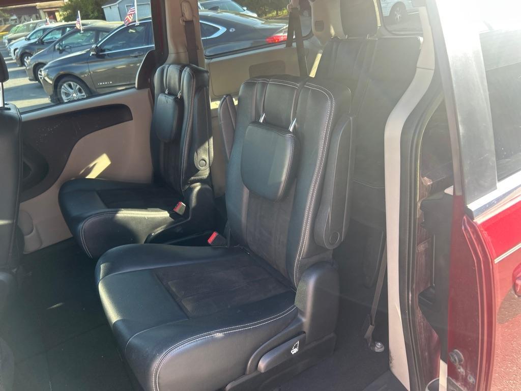 2019 RED DODGE GRAND CARAVAN SXT (2C4RDGCG8KR) with an 3.6L engine, Automatic transmission, located at 2514 Williamson Rd NE, Roanoke, VA, 24012, (540) 265-7770, 37.294636, -79.936249 - NO CREDIT CHECK FINANCING WITH ONLY $3200 DOWN PAYMENT!!!! Check out our website www.needausedvehicle.com for our No Credit Check/ In House Financing options!! No Credit Check Available!!! In House Financing Available!!! All Clean Title Vehicles (no Salvaged or flooded vehicles ever on our lot)! - Photo#4