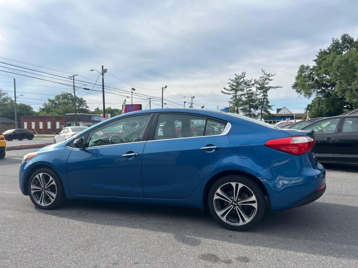 2014 BLUE KIA FORTE EX (KNAFX4A89E5) with an 2.0L engine, Automatic transmission, located at 2514 Williamson Rd NE, Roanoke, VA, 24012, (540) 265-7770, 37.294636, -79.936249 - NO CREDIT CHECK FINANCING WITH ONLY $1900 DOWN PAYMENT!!!! Check out our website www.needausedvehicle.com for our No Credit Check/ In House Financing options!! No Credit Check Available!!! In House Financing Available!!! All Clean Title Vehicles (no Salvaged or flooded vehicles ever on our lot)!- Photo#1