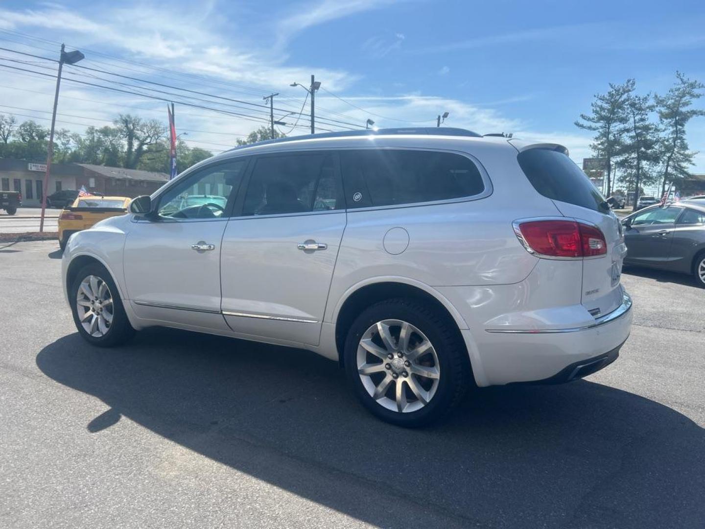 2017 WHITE BUICK ENCLAVE PREMIUM (5GAKVCKD6HJ) with an 3.6L engine, Automatic transmission, located at 2514 Williamson Rd NE, Roanoke, VA, 24012, (540) 265-7770, 37.294636, -79.936249 - Photo#1