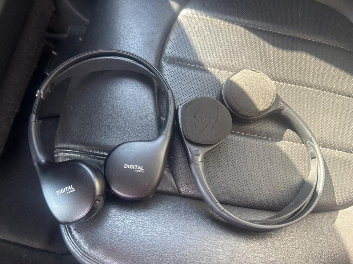 2017 WHITE BUICK ENCLAVE PREMIUM (5GAKVCKD6HJ) with an 3.6L engine, Automatic transmission, located at 2514 Williamson Rd NE, Roanoke, VA, 24012, (540) 265-7770, 37.294636, -79.936249 - Photo#6