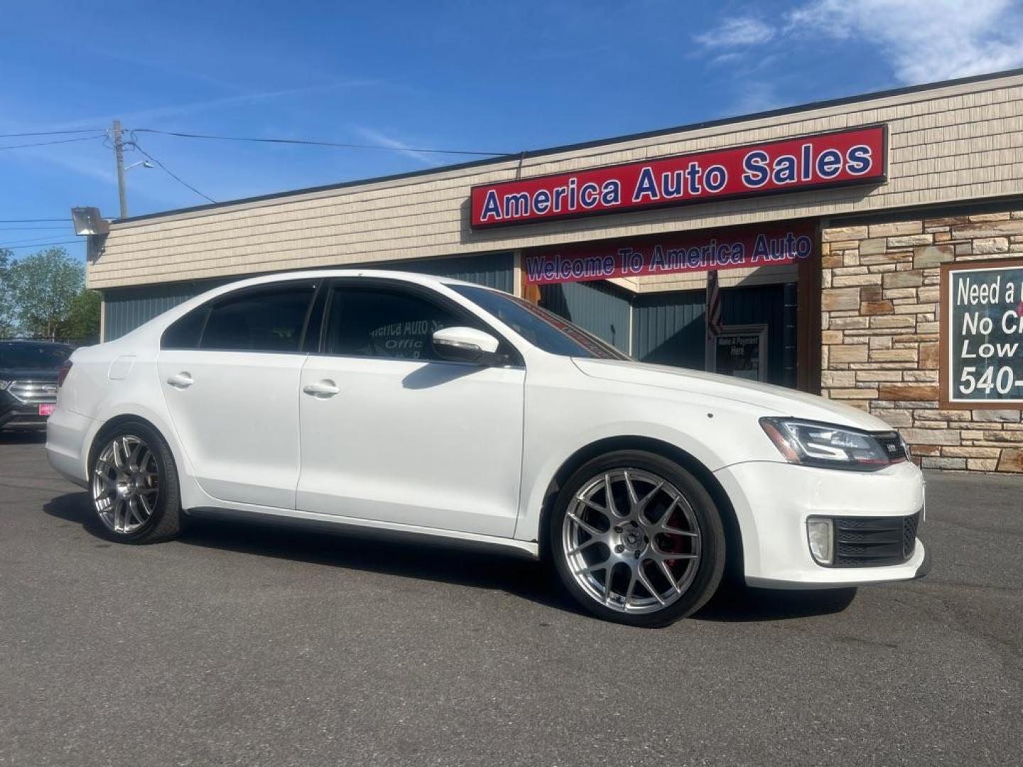 2015 WHITE VOLKSWAGEN JETTA GLI SEL (3VW5T7AJ3FM) with an 2L engine, 6-Speed Manual transmission, located at 2514 Williamson Rd NE, Roanoke, VA, 24012, (540) 265-7770, 37.294636, -79.936249- Photo#0