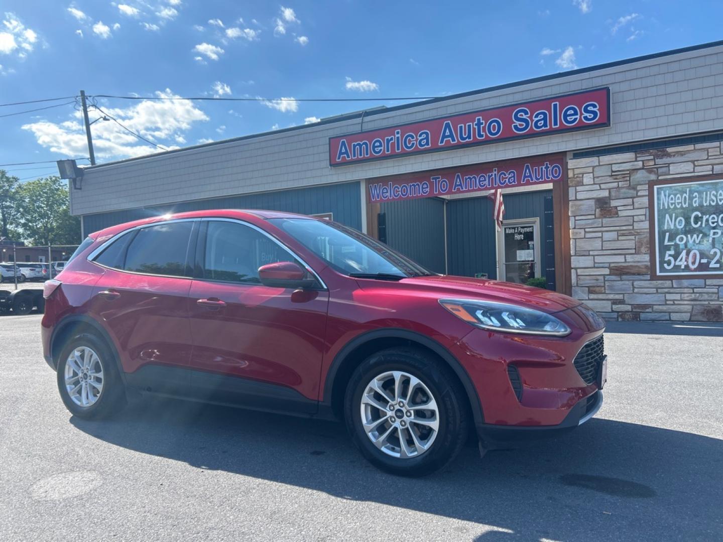2020 RED FORD ESCAPE SE (1FMCU0G65LU) with an 1.5L engine, Automatic transmission, located at 2514 Williamson Rd NE, Roanoke, VA, 24012, (540) 265-7770, 37.294636, -79.936249 - NO CREDIT CHECK FINANCING WITH ONLY $3700 DOWN PAYMENT!!!! Check out our website www.needausedvehicle.com for our No Credit Check/ In House Financing options!! No Credit Check Available!!! In House Financing Available!!! All Clean Title Vehicles (no Salvaged or flooded vehicles ever on our lot)!- Photo#0