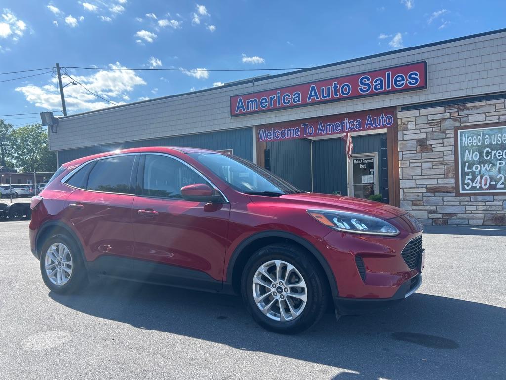 2020 RED FORD ESCAPE SE (1FMCU0G65LU) with an 1.5L engine, Automatic transmission, located at 2514 Williamson Rd NE, Roanoke, VA, 24012, (540) 265-7770, 37.294636, -79.936249 - NO CREDIT CHECK FINANCING WITH ONLY $4200 DOWN PAYMENT!!!! Check out our website www.needausedvehicle.com for our No Credit Check/ In House Financing options!! No Credit Check Available!!! In House Financing Available!!! All Clean Title Vehicles (no Salvaged or flooded vehicles ever on our lot)! - Photo#0