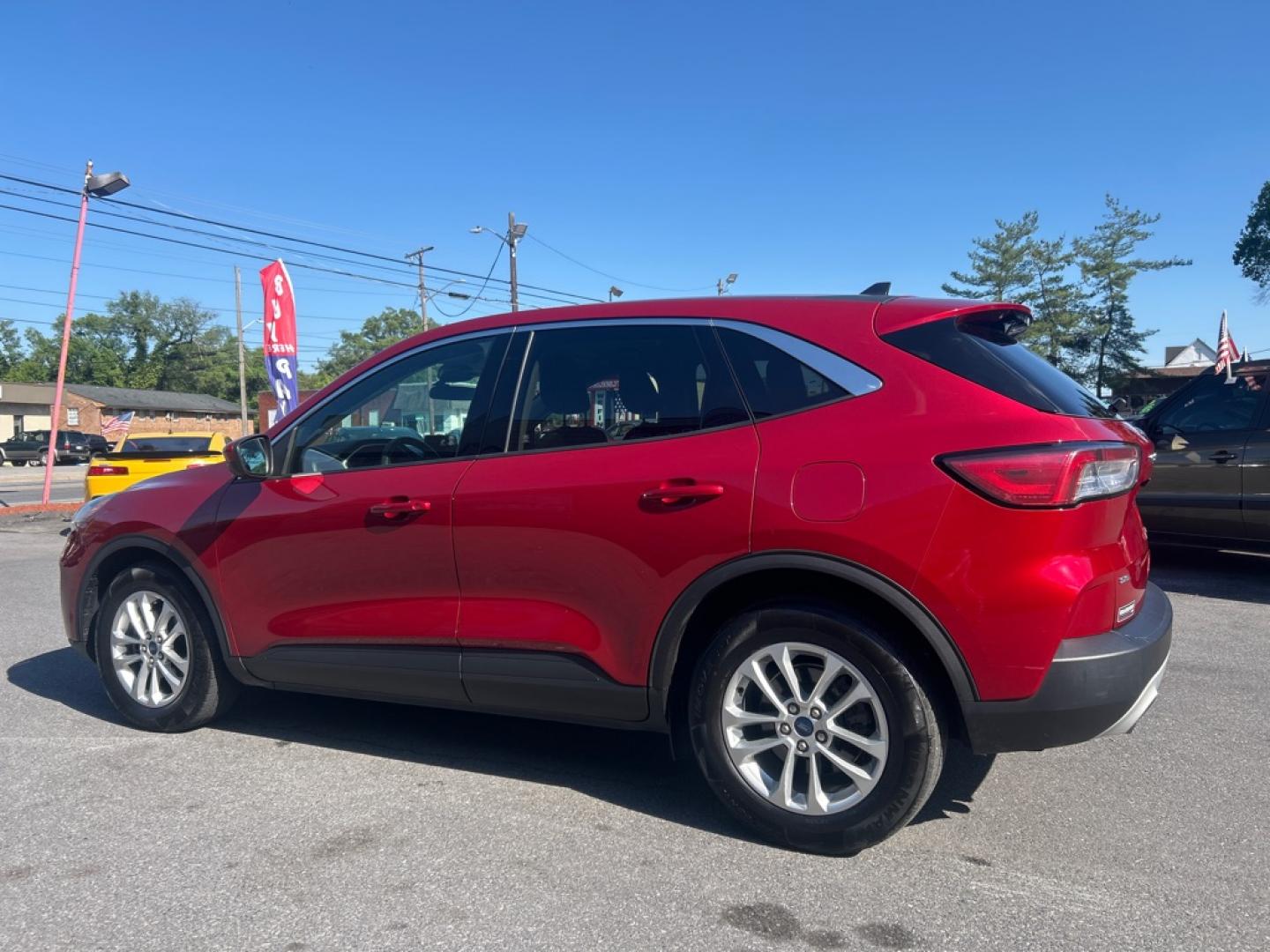 2020 RED FORD ESCAPE SE (1FMCU0G65LU) with an 1.5L engine, Automatic transmission, located at 2514 Williamson Rd NE, Roanoke, VA, 24012, (540) 265-7770, 37.294636, -79.936249 - NO CREDIT CHECK FINANCING WITH ONLY $3700 DOWN PAYMENT!!!! Check out our website www.needausedvehicle.com for our No Credit Check/ In House Financing options!! No Credit Check Available!!! In House Financing Available!!! All Clean Title Vehicles (no Salvaged or flooded vehicles ever on our lot)!- Photo#1