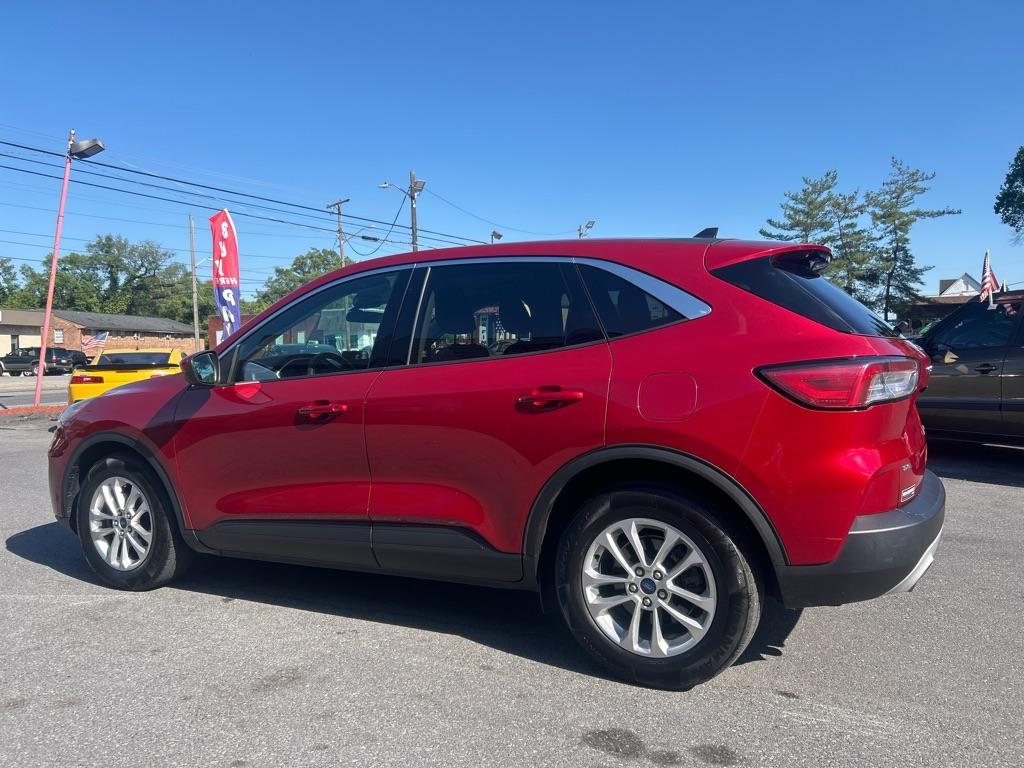 2020 RED FORD ESCAPE SE (1FMCU0G65LU) with an 1.5L engine, Automatic transmission, located at 2514 Williamson Rd NE, Roanoke, VA, 24012, (540) 265-7770, 37.294636, -79.936249 - NO CREDIT CHECK FINANCING WITH ONLY $4200 DOWN PAYMENT!!!! Check out our website www.needausedvehicle.com for our No Credit Check/ In House Financing options!! No Credit Check Available!!! In House Financing Available!!! All Clean Title Vehicles (no Salvaged or flooded vehicles ever on our lot)! - Photo#1