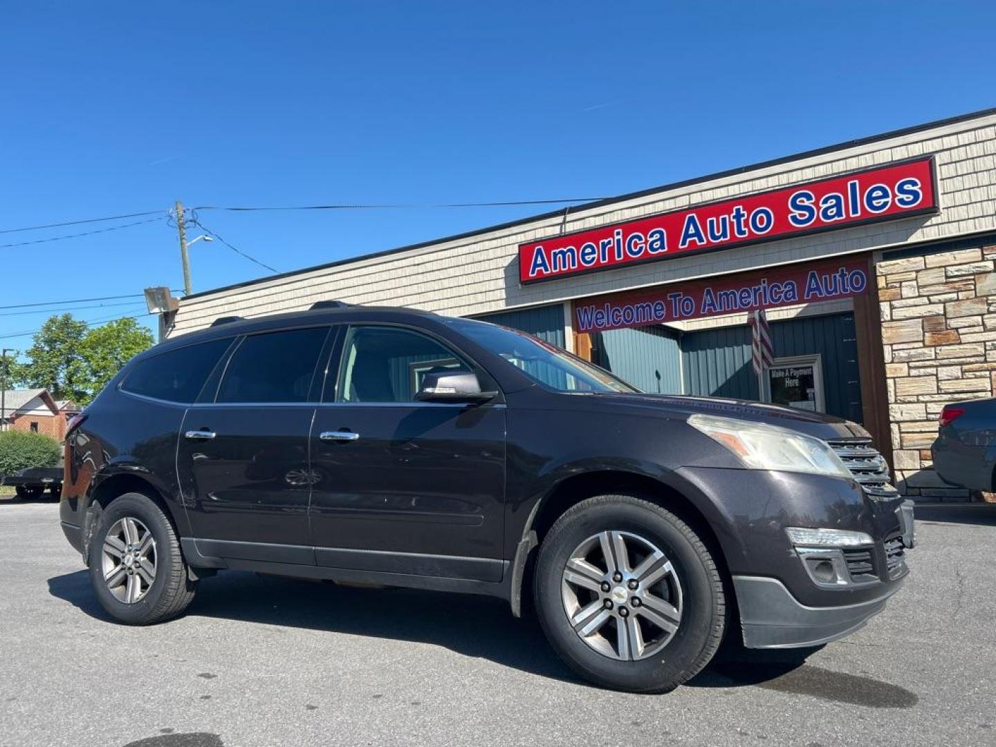 2015 GRAY CHEVROLET TRAVERSE LT (1GNKVGKD5FJ) with an 3.6L engine, Automatic transmission, located at 2514 Williamson Rd NE, Roanoke, VA, 24012, (540) 265-7770, 37.294636, -79.936249 - NO CREDIT CHECK FINANCING WITH ONLY $2200 DOWN PAYMENT!!!! Check out our website www.needausedvehicle.com for our No Credit Check/ In House Financing options!! No Credit Check Available!!! In House Financing Available!!! All Clean Title Vehicles (no Salvaged or flooded vehicles ever on our lot)!- Photo#0
