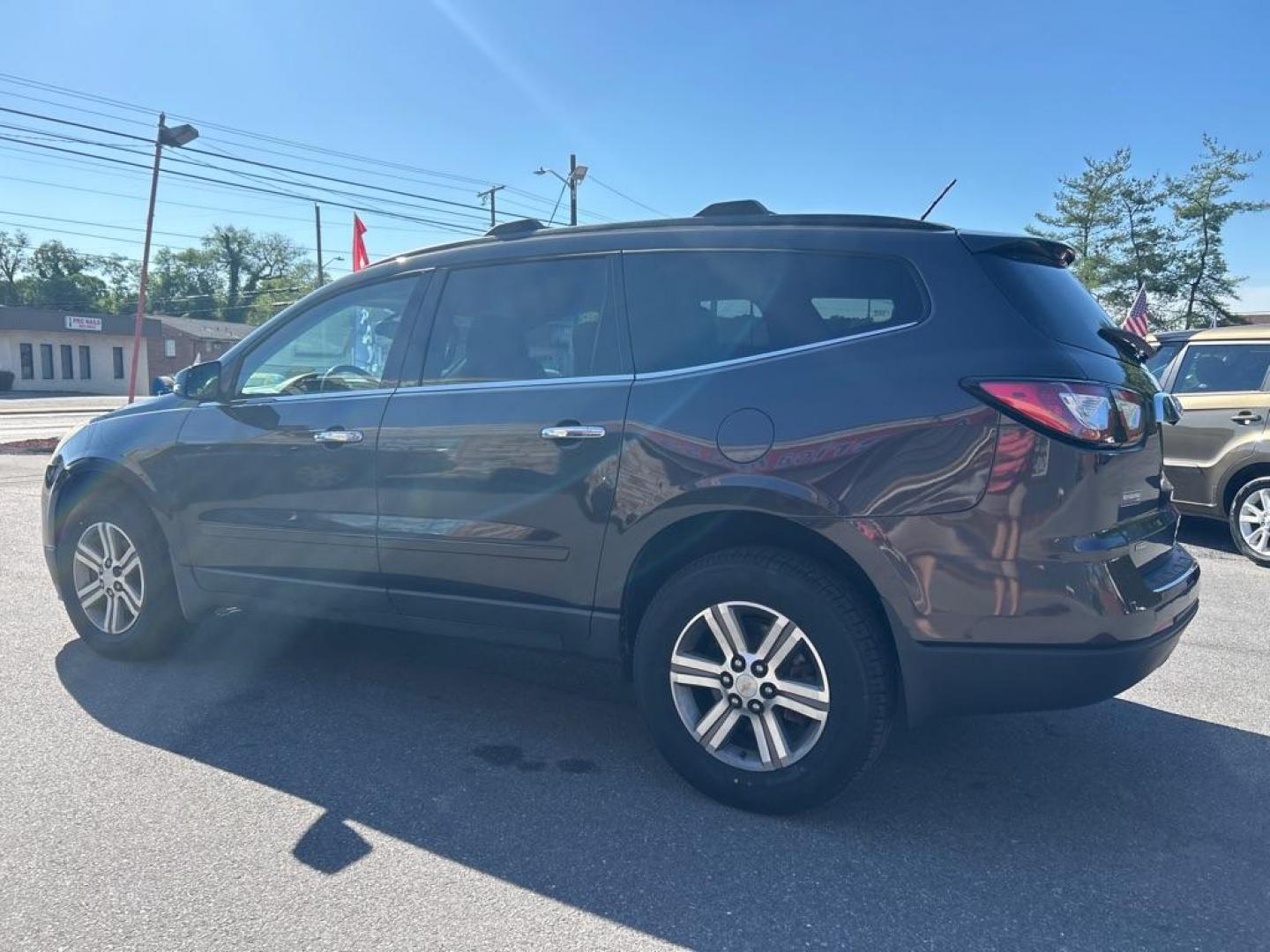 2015 GRAY CHEVROLET TRAVERSE LT (1GNKVGKD5FJ) with an 3.6L engine, Automatic transmission, located at 2514 Williamson Rd NE, Roanoke, VA, 24012, (540) 265-7770, 37.294636, -79.936249 - NO CREDIT CHECK FINANCING WITH ONLY $2200 DOWN PAYMENT!!!! Check out our website www.needausedvehicle.com for our No Credit Check/ In House Financing options!! No Credit Check Available!!! In House Financing Available!!! All Clean Title Vehicles (no Salvaged or flooded vehicles ever on our lot)!- Photo#1