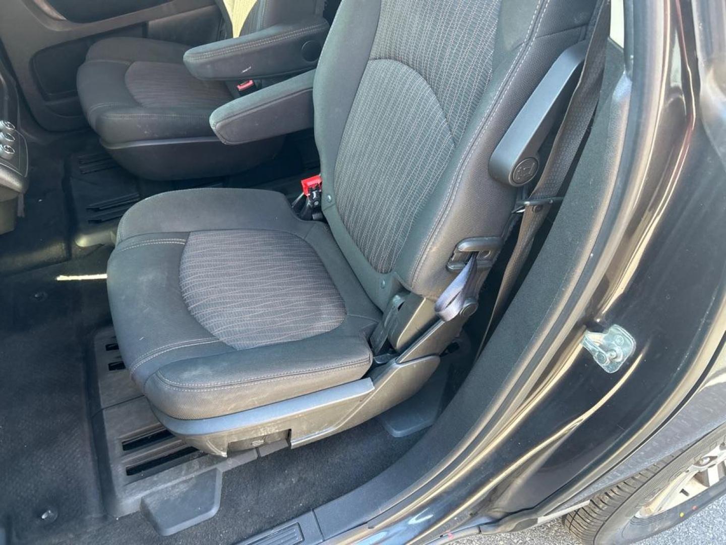 2015 GRAY CHEVROLET TRAVERSE LT (1GNKVGKD5FJ) with an 3.6L engine, Automatic transmission, located at 2514 Williamson Rd NE, Roanoke, VA, 24012, (540) 265-7770, 37.294636, -79.936249 - NO CREDIT CHECK FINANCING WITH ONLY $2200 DOWN PAYMENT!!!! Check out our website www.needausedvehicle.com for our No Credit Check/ In House Financing options!! No Credit Check Available!!! In House Financing Available!!! All Clean Title Vehicles (no Salvaged or flooded vehicles ever on our lot)!- Photo#4