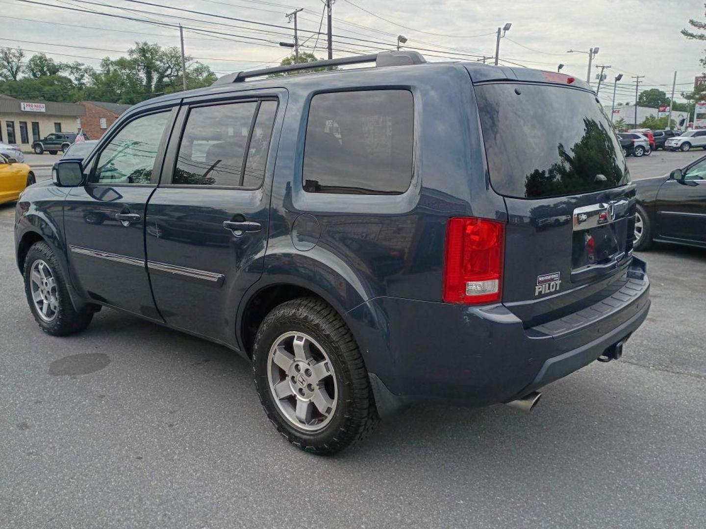 2011 BLUE HONDA PILOT TOURING (5FNYF3H94BB) with an 3.5L engine, Automatic transmission, located at 2514 Williamson Rd NE, Roanoke, VA, 24012, (540) 265-7770, 37.294636, -79.936249 - NO CREDIT CHECK FINANCING WITH ONLY $2700 DOWN PAYMENT!!!! Check out our website www.needausedvehicle.com for our No Credit Check/ In House Financing options!! No Credit Check Available!!! In House Financing Available!!! All Clean Title Vehicles (no Salvaged or flooded vehicles ever on our lot)! - Photo#2