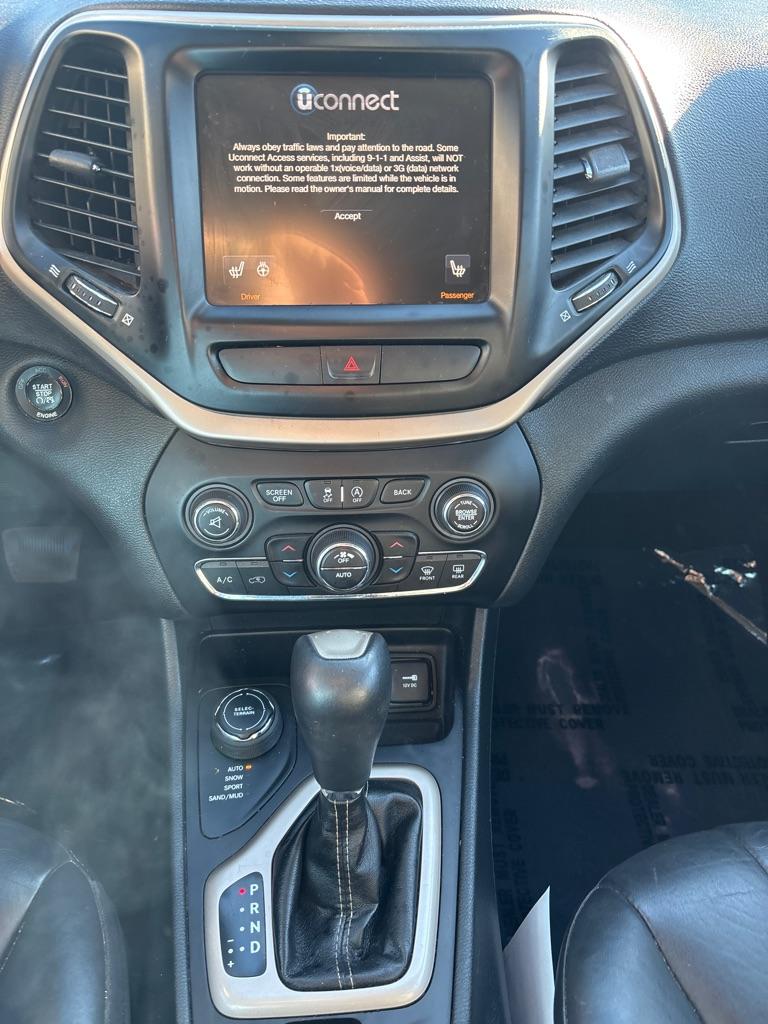 2016 BLACK JEEP CHEROKEE LIMITED (1C4PJMDS3GW) with an 3.2L engine, Automatic transmission, located at 2514 Williamson Rd NE, Roanoke, VA, 24012, (540) 265-7770, 37.294636, -79.936249 - NO CREDIT CHECK FINANCING WITH ONLY $2600 DOWN PAYMENT!!!! Check out our website www.needausedvehicle.com for our No Credit Check/ In House Financing options!! No Credit Check Available!!! In House Financing Available!!! All Clean Title Vehicles (no Salvaged or flooded vehicles ever on our lot)!- Photo#7