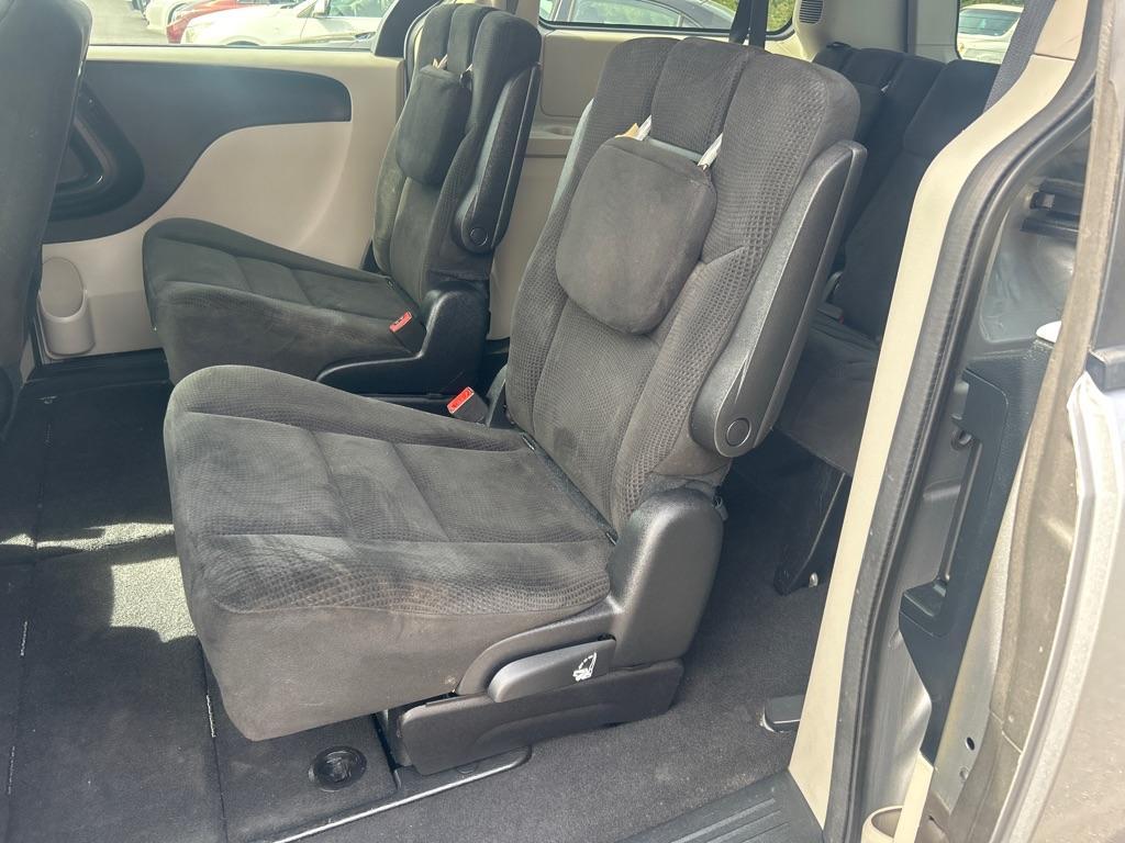 2016 SILVER DODGE GRAND CARAVAN SXT (2C4RDGCG8GR) with an 3.6L engine, Automatic transmission, located at 2514 Williamson Rd NE, Roanoke, VA, 24012, (540) 265-7770, 37.294636, -79.936249 - NO CREDIT CHECK FINANCING WITH ONLY $2800 DOWN PAYMENT!!!! Check out our website www.needausedvehicle.com for our No Credit Check/ In House Financing options!! No Credit Check Available!!! In House Financing Available!!! All Clean Title Vehicles (no Salvaged or flooded vehicles ever on our lot)! - Photo#6