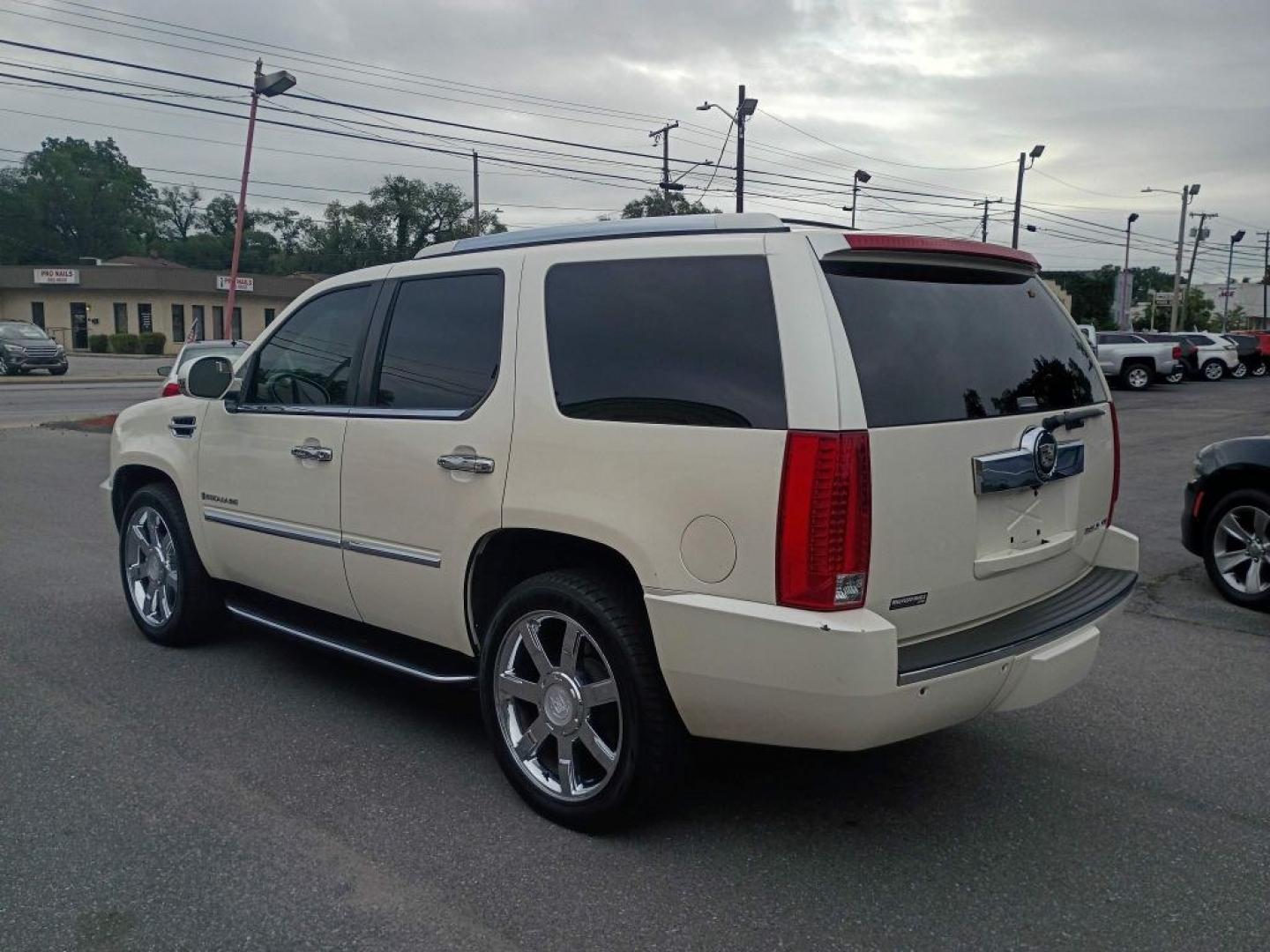 2008 WHITE CADILLAC ESCALADE LUXURY (1GYFK63838R) with an 6.2L engine, Automatic transmission, located at 2514 Williamson Rd NE, Roanoke, VA, 24012, (540) 265-7770, 37.294636, -79.936249 - NO CREDIT CHECK FINANCING WITH ONLY $3000 DOWN PAYMENT!!!! Check out our website www.needausedvehicle.com for our No Credit Check/ In House Financing options!! No Credit Check Available!!! In House Financing Available!!! All Clean Title Vehicles (no Salvaged or flooded vehicles ever on our lot)!- Photo#1