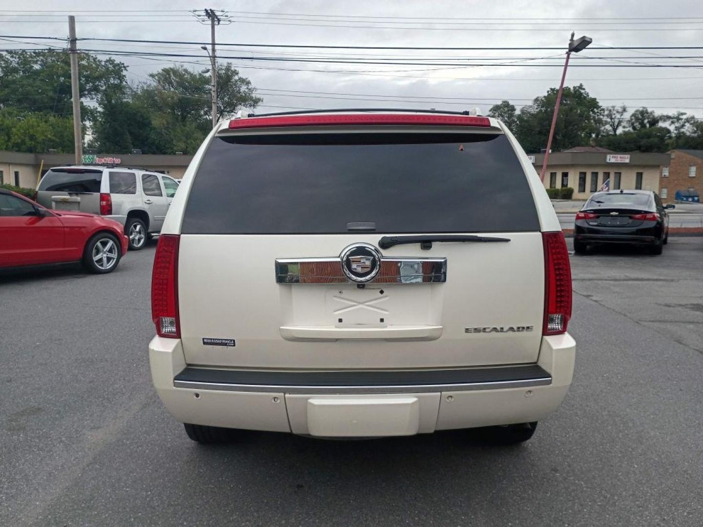 2008 WHITE CADILLAC ESCALADE LUXURY (1GYFK63838R) with an 6.2L engine, Automatic transmission, located at 2514 Williamson Rd NE, Roanoke, VA, 24012, (540) 265-7770, 37.294636, -79.936249 - NO CREDIT CHECK FINANCING WITH ONLY $3000 DOWN PAYMENT!!!! Check out our website www.needausedvehicle.com for our No Credit Check/ In House Financing options!! No Credit Check Available!!! In House Financing Available!!! All Clean Title Vehicles (no Salvaged or flooded vehicles ever on our lot)!- Photo#3