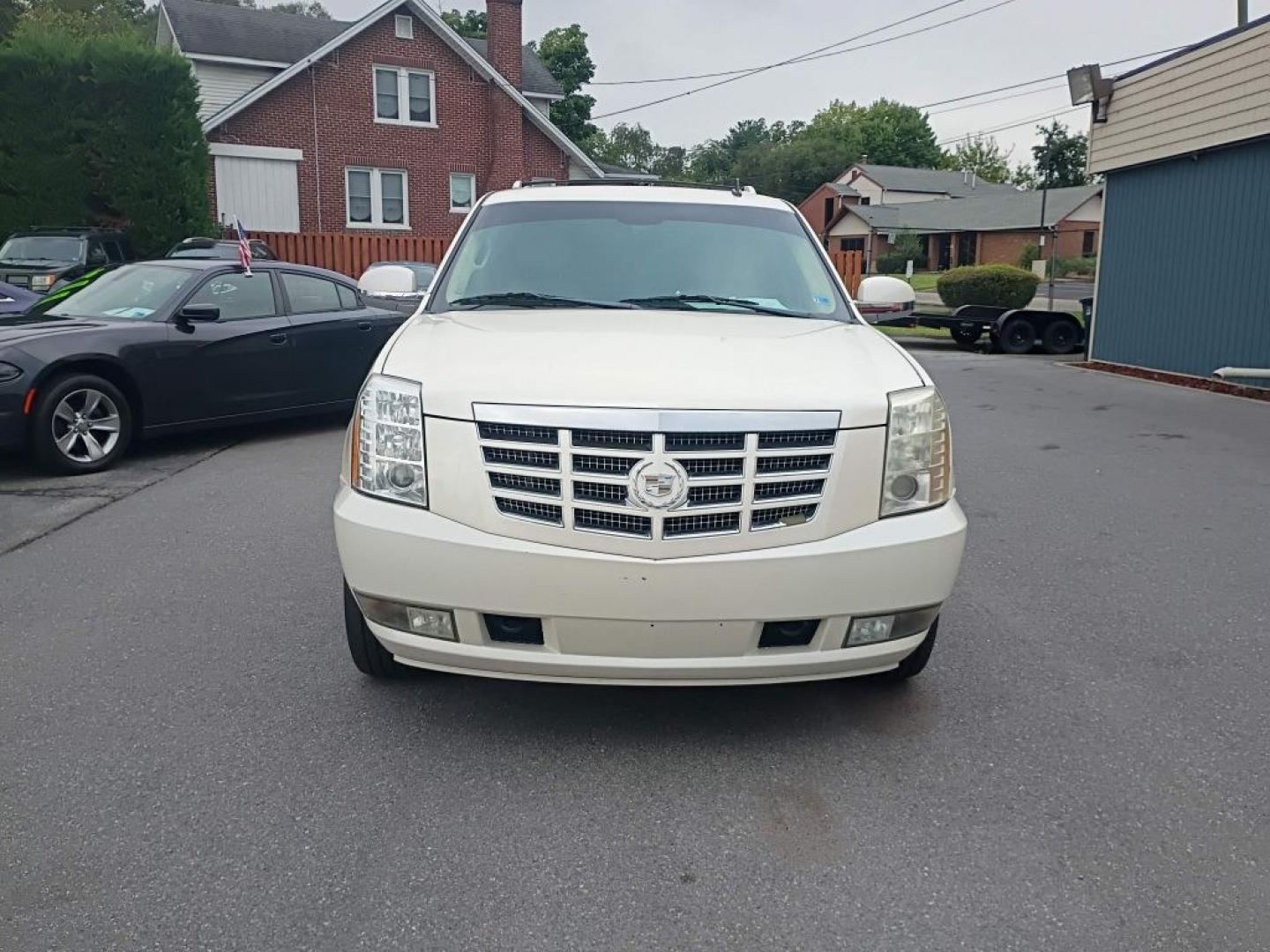 2008 WHITE CADILLAC ESCALADE LUXURY (1GYFK63838R) with an 6.2L engine, Automatic transmission, located at 2514 Williamson Rd NE, Roanoke, VA, 24012, (540) 265-7770, 37.294636, -79.936249 - NO CREDIT CHECK FINANCING WITH ONLY $3000 DOWN PAYMENT!!!! Check out our website www.needausedvehicle.com for our No Credit Check/ In House Financing options!! No Credit Check Available!!! In House Financing Available!!! All Clean Title Vehicles (no Salvaged or flooded vehicles ever on our lot)!- Photo#4