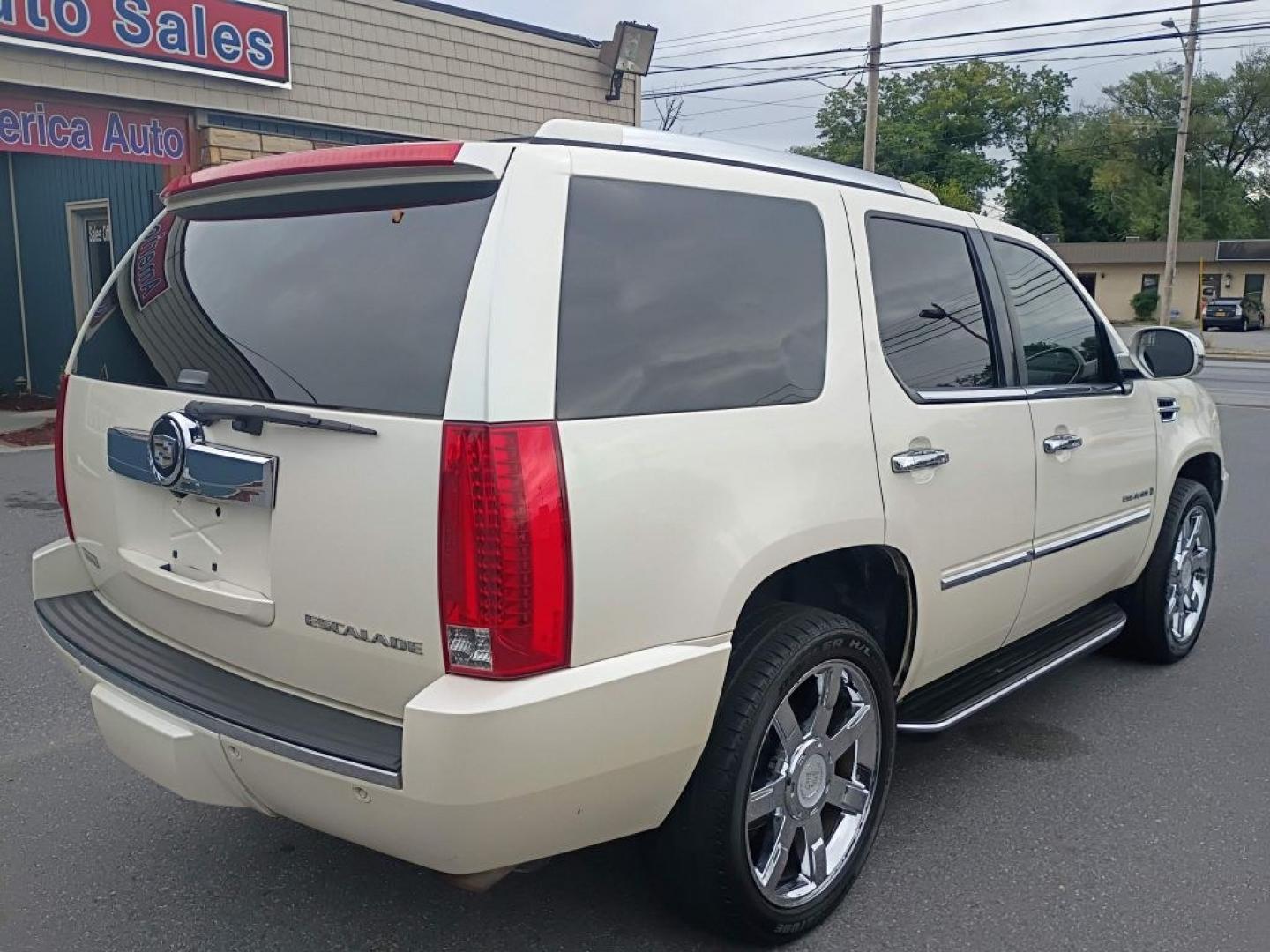 2008 WHITE CADILLAC ESCALADE LUXURY (1GYFK63838R) with an 6.2L engine, Automatic transmission, located at 2514 Williamson Rd NE, Roanoke, VA, 24012, (540) 265-7770, 37.294636, -79.936249 - NO CREDIT CHECK FINANCING WITH ONLY $3000 DOWN PAYMENT!!!! Check out our website www.needausedvehicle.com for our No Credit Check/ In House Financing options!! No Credit Check Available!!! In House Financing Available!!! All Clean Title Vehicles (no Salvaged or flooded vehicles ever on our lot)!- Photo#5