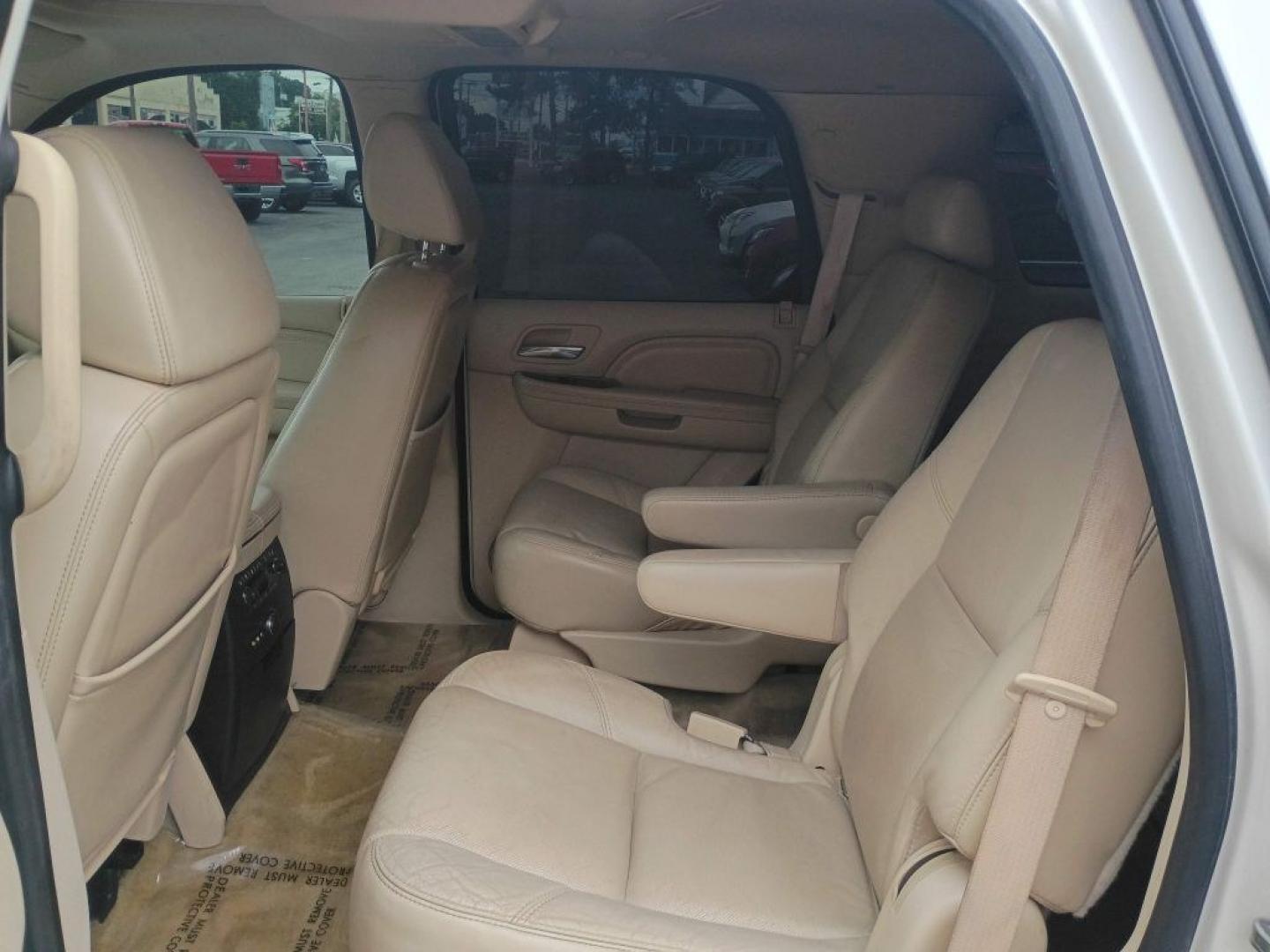 2008 WHITE CADILLAC ESCALADE LUXURY (1GYFK63838R) with an 6.2L engine, Automatic transmission, located at 2514 Williamson Rd NE, Roanoke, VA, 24012, (540) 265-7770, 37.294636, -79.936249 - NO CREDIT CHECK FINANCING WITH ONLY $3000 DOWN PAYMENT!!!! Check out our website www.needausedvehicle.com for our No Credit Check/ In House Financing options!! No Credit Check Available!!! In House Financing Available!!! All Clean Title Vehicles (no Salvaged or flooded vehicles ever on our lot)!- Photo#6