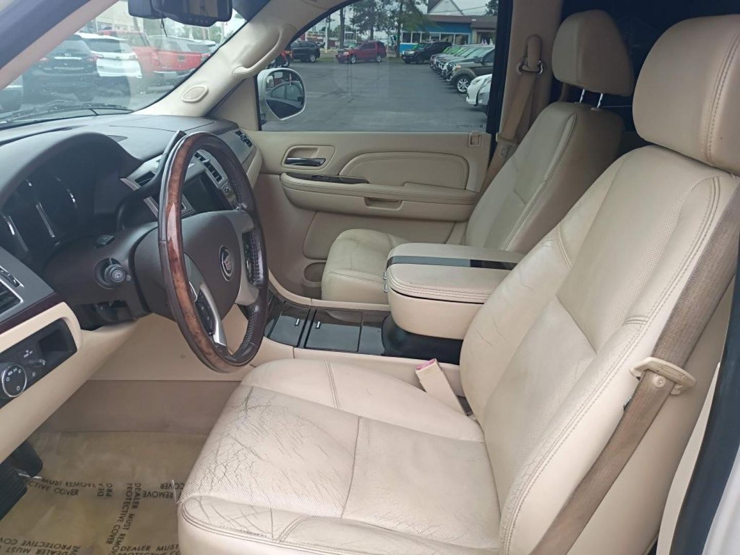 2008 WHITE CADILLAC ESCALADE LUXURY (1GYFK63838R) with an 6.2L engine, Automatic transmission, located at 2514 Williamson Rd NE, Roanoke, VA, 24012, (540) 265-7770, 37.294636, -79.936249 - NO CREDIT CHECK FINANCING WITH ONLY $3000 DOWN PAYMENT!!!! Check out our website www.needausedvehicle.com for our No Credit Check/ In House Financing options!! No Credit Check Available!!! In House Financing Available!!! All Clean Title Vehicles (no Salvaged or flooded vehicles ever on our lot)!- Photo#10
