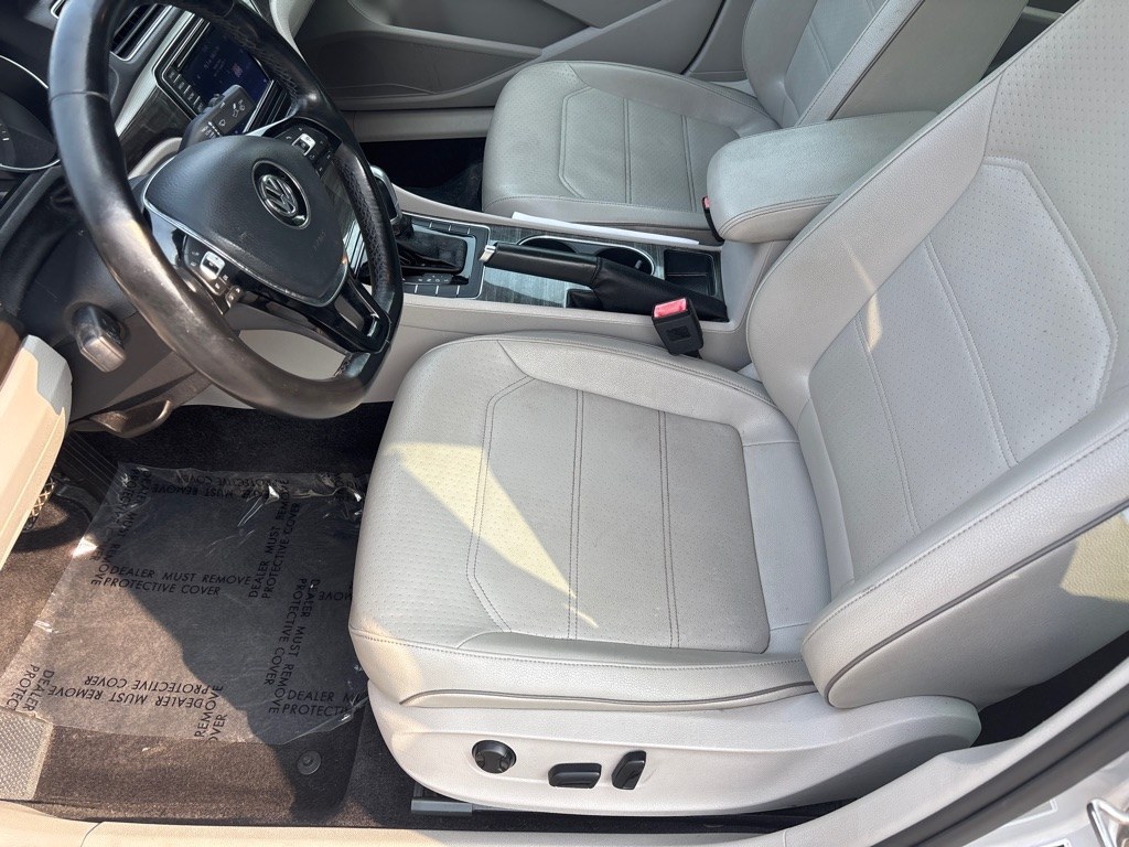 2016 GRAY VOLKSWAGEN PASSAT SE (1VWBT7A34GC) with an 1.8L engine, Automatic transmission, located at 2514 Williamson Rd NE, Roanoke, VA, 24012, (540) 265-7770, 37.294636, -79.936249 - NO CREDIT CHECK FINANCING WITH ONLY $3500 DOWN PAYMENT!!!! Check out our website www.needausedvehicle.com for our No Credit Check/ In House Financing options!! No Credit Check Available!!! In House Financing Available!!! All Clean Title Vehicles (no Salvaged or flooded vehicles ever on our lot)!- Photo#4