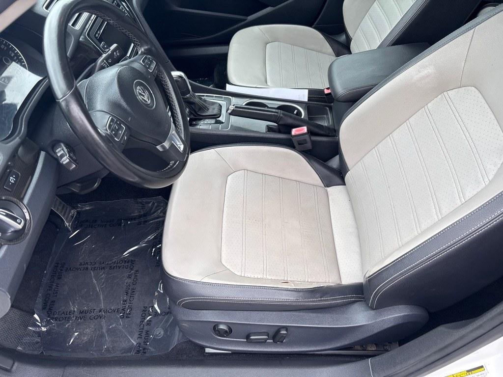 2014 WHITE VOLKSWAGEN PASSAT SE (1VWBT7A30EC) with an 1.8L engine, 5-Speed Manual transmission, located at 2514 Williamson Rd NE, Roanoke, VA, 24012, (540) 265-7770, 37.294636, -79.936249 - NO CREDIT CHECK FINANCING WITH ONLY $2400 DOWN PAYMENT!!!! Check out our website www.needausedvehicle.com for our No Credit Check/ In House Financing options!! No Credit Check Available!!! In House Financing Available!!! All Clean Title Vehicles (no Salvaged or flooded vehicles ever on our lot)!- Photo#4